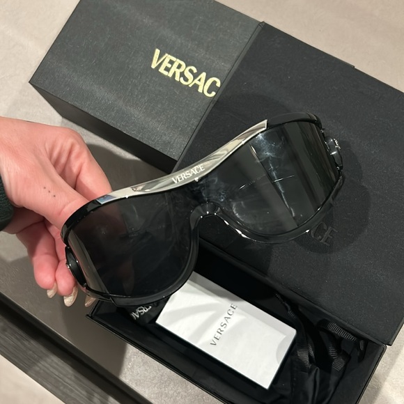 VERSACE VE4475 Sunglasses Black/ Grey. LIKE NEW CONDITION - Picture 3 of 4